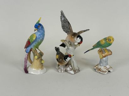 Trois sujets en porcelaine polychrome figurant...