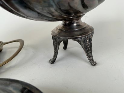Lot comprenant :
- un samovar en cuivre et...