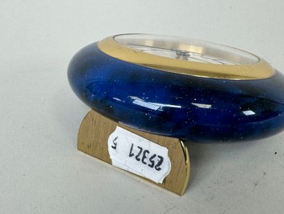 SWIZA.
Petit réveil circulaire en métal bleu...