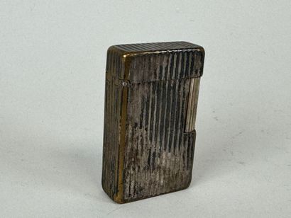 S.T. DUPONT.
Briquet en métal argenté à décor...