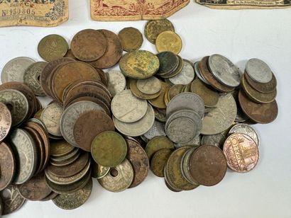 Vrac de monnaie, 4 billets de banque et 2...