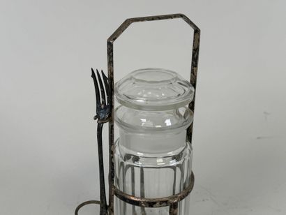 Pot à cornichons en métal argenté et verre.
H....