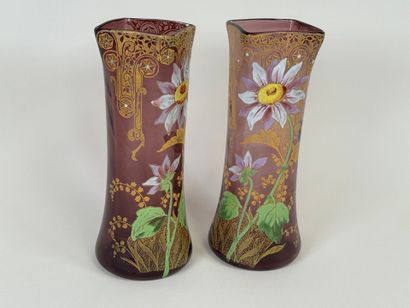 Paire de vases en verre coloré et émaillé...