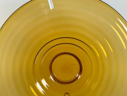 Importante coupe sur pied circulaire en verre...