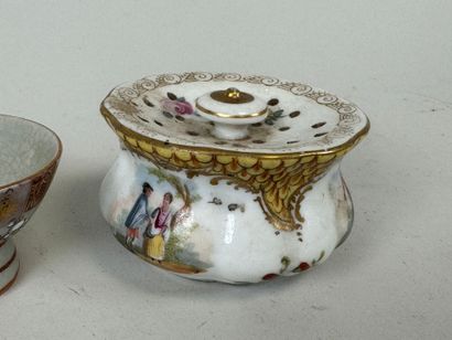 MEISSEN.
Deux encriers en porcelaine polychrome...
