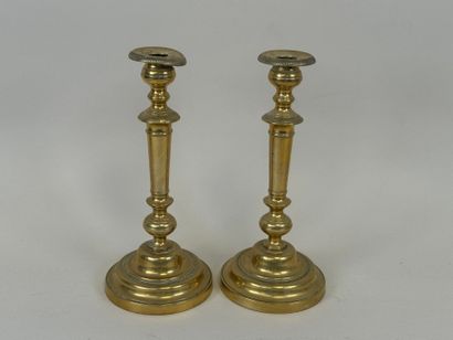 Paire de bougeoirs en bronze, la base circulaire.
H....