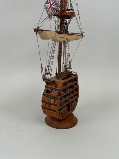 Coupe transversale de pont de bateau en maquette...