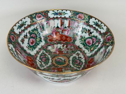 ASIE, XXe.
Grande coupe ou jatte en porcelaine...