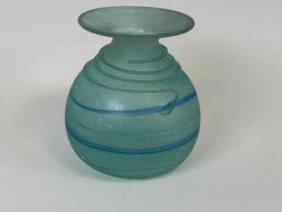 Vase en patte de verre bleuté dans le goût...
