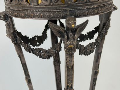 Coupe ajourée sur pied à décor de feuillages...