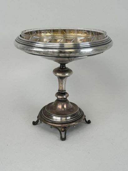 Coupe sur pied en métal argenté, l'intérieur...