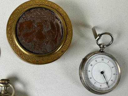 Lot comprenant :
- deux montres de gousset.
-...