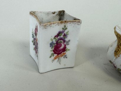 MEISSEN.
Deux encriers en porcelaine polychrome...