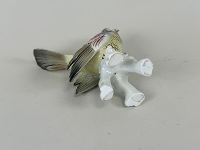 Sujet en porcelaine polychrome figurant un...