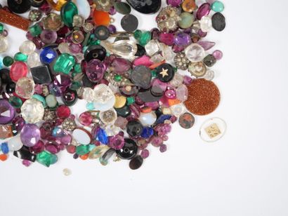 Lot of small colored stones, pearls, cameos,...
