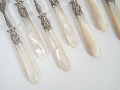 Set of 12 silver oyster forks, metal ferrules,...