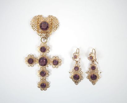 Set in openwork gilt metal adorned with crimped...