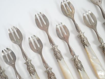 Set of 12 silver oyster forks, metal ferrules,...