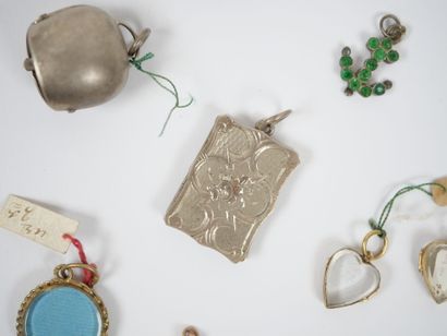 Lot of 17 metal, gilded metal and glass pendants,...
