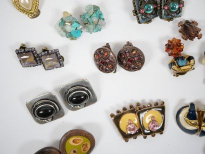 Important lot of fancy ear clips in metal...