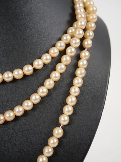 Pearl sautoir necklace, gilded metal clasp.
L....