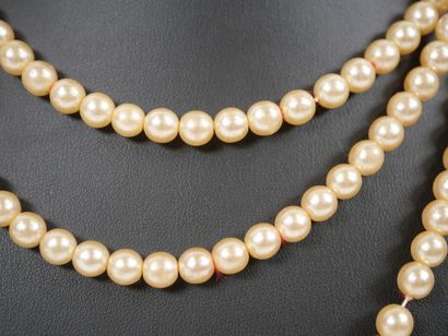 Pearl sautoir necklace, gilded metal clasp.
L....