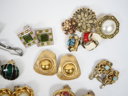 Important lot of fancy ear clips in metal...