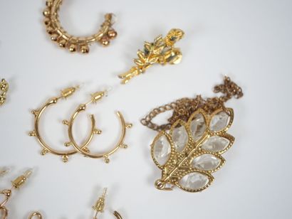 Lot of costume jewelry in gold-plated metal...