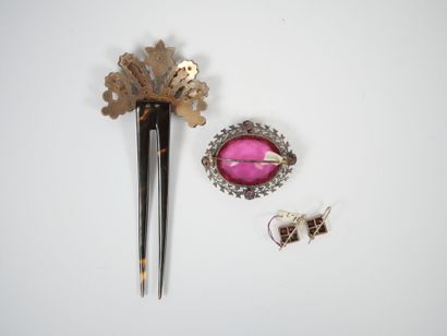 Lot of costume jewelry including : 
- an...