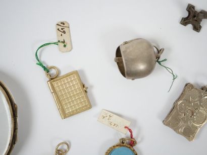 Lot of 17 metal, gilded metal and glass pendants,...