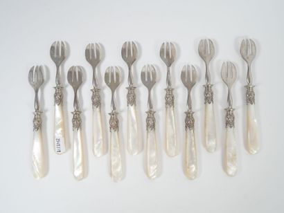 Set of 12 silver oyster forks, metal ferrules,...