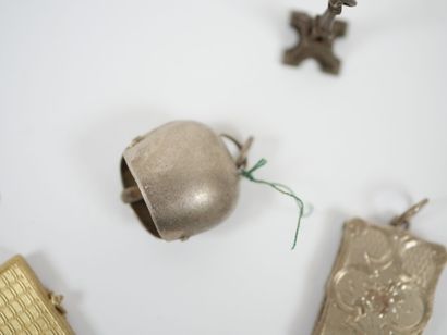 Lot of 17 metal, gilded metal and glass pendants,...