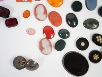 Lot of small colored stones, pearls, cameos,...