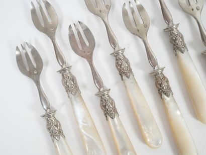 Set of 12 silver oyster forks, metal ferrules,...