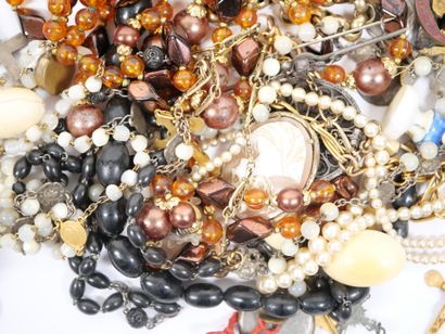 Lot of costume jewelry including watches,...