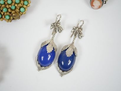 Lot of costume jewelry including : 
- a drop...