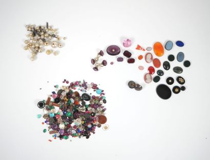 Lot of small colored stones, pearls, cameos,...
