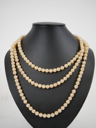 Pearl sautoir necklace, gilded metal clasp.
L....