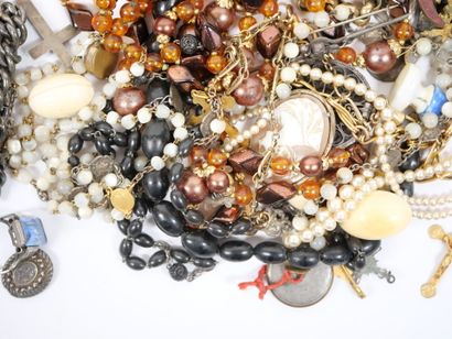 Lot of costume jewelry including watches,...