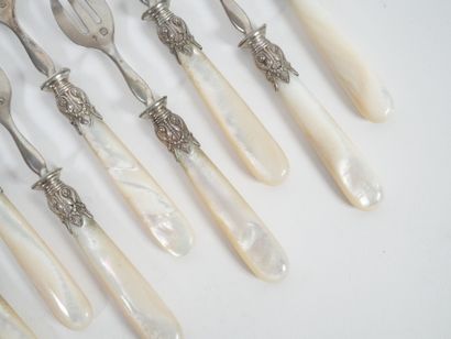 Set of 12 silver oyster forks, metal ferrules,...
