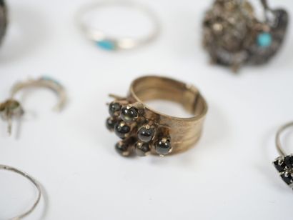 Set of eight fancy rings in metal and silver,...