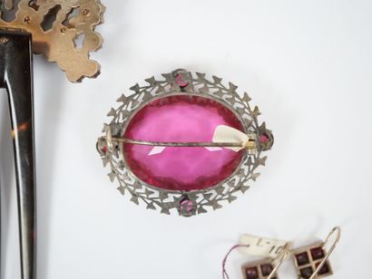 Lot of costume jewelry including : 
- an...