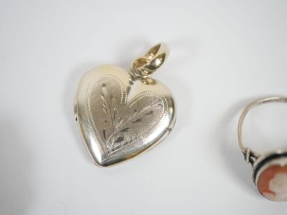 Lot of costume jewelry including : 
- a drop...