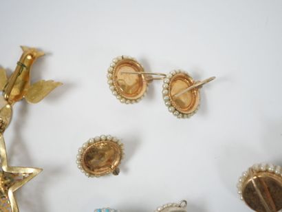 Costume jewelry set including a pair of pearl...