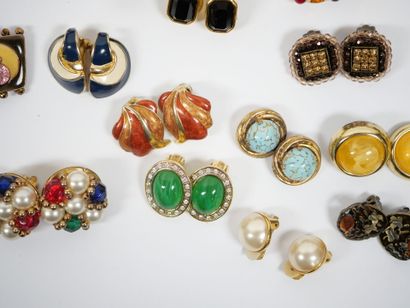 Important lot of fancy ear clips in metal...