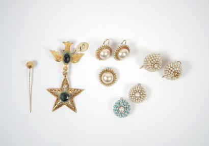 Costume jewelry set including a pair of pearl...