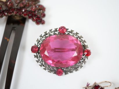 Lot of costume jewelry including : 
- an...