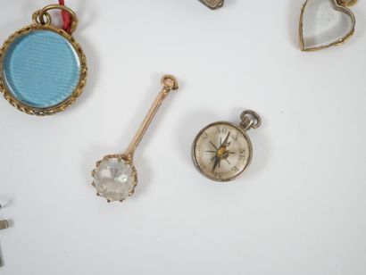 Lot of 17 metal, gilded metal and glass pendants,...