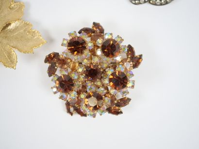Set of 11 fancy metal and gilded metal brooches...