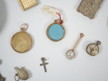 Lot of 17 metal, gilded metal and glass pendants,...